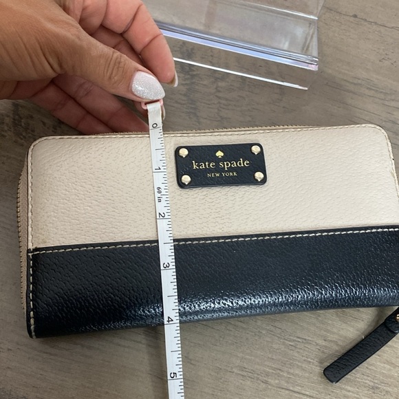 Kate Spade Black and Cream Colour block Wallet - lots of organizational space - Picture 4 of 7